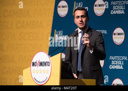 Genova, Italia - 17 February, 2018. Luigi Di Maio partecipa alla riunione di Genova prima di elezioni italiane, il 17 febbraio 2018. Elezioni italiane stanno andando per il rush finale e Luigi Di Maio, leader del Movimento 5 stelle si è concluso il suo 'Rally Tour dell'Italia. © Simone Padovani / risveglio / Alamy News Foto Stock