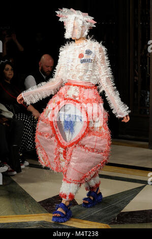 Modello sulla passerella durante la Maddie Williams sfilata di moda al Fashion Scout AW18 presso i Freemasons Hall, Covent Garden di Londra, Regno Unito. Fashion Scout avviene durante la London Fashion Week. Maddie Williams si è laureato dall'Università di Edimburgo lo scorso anno, vincente Moda laureato Scout Settimana di passerella tessili Award e la Dame Vivienne Westwood Premio Etico. 17 febbraio 2018. Credito: Antony ortica/Alamy Live News Foto Stock