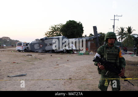 Oaxaca, Moxico. Xvii Feb, 2018. Un soldato sta di guardia presso l'elicottero incidente sito in Santiago Jamiltepec di Oaxaca, Messico, nel febbraio 17, 2018. Tredici persone sono state uccise dopo un elicottero militare si è schiantato il Venerdì nel Messico meridionale a seguito di un terremoto nella regione, procuratori in stato di Oaxaca detto sabato. L'elicottero ha portato anche la Mexican Ministro degli Interni Alfonso Navarrete e governatore dello Stato di Oaxaca Alejandro Murat, entrambi dei quali sono sopravvissuti. Credito: Rebeca Martinez) (JG)(rtg/Xinhua/Alamy Live News Foto Stock