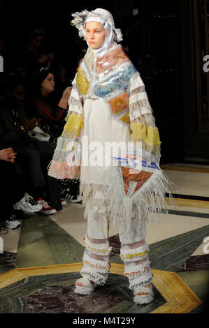 Modello sulla passerella durante la Maddie Williams sfilata di moda al Fashion Scout AW18 presso i Freemasons Hall, Covent Garden di Londra, Regno Unito. Fashion Scout avviene durante la London Fashion Week. Maddie Williams si è laureato dall'Università di Edimburgo lo scorso anno, vincente Moda laureato Scout Settimana di passerella tessili Award e la Dame Vivienne Westwood Premio Etico. 17 febbraio 2018. Credito: Antony ortica/Alamy Live News Foto Stock