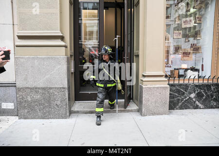 New York, New York, Stati Uniti d'America. Xvi Feb, 2018. Parte della scala di emergenza di un edificio di Manhattan cade e ferisce due persone camminando lungo il marciapiede, vittime erano di cui al Bellevue Hospital " per gravi e lesioni anche mortali." La donna vittima è 25 anni. L'età dell'uomo è sconosciuto. L' edificio è stato sottoposto a una ispezione della sua facciata al momento dell'incidente il Venerdì, 16. Credito: William Volcov/ZUMA filo/ZUMAPRESS.com/Alamy Live News Foto Stock