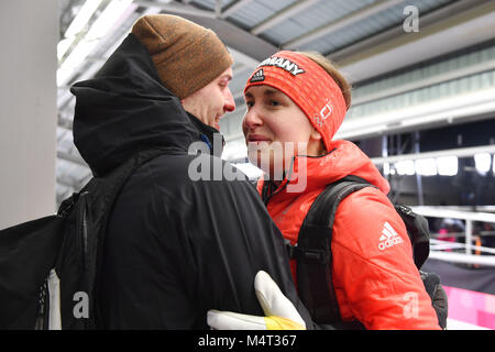 Jacqueline LOELLING (GER) con ihrem Freund, giubilo, jubelt, Freude, Begeisterung, emozione jubeln, saluti lo scheletro di donna, Frauen am 17.02.2018. Olympic Centre di scorrimento. Olympische Winterspiele 2018 vom 09.02. - 25.02.2018 in PyeongChang/ Suedkorea. |L'utilizzo del credito in tutto il mondo: dpa picture alliance/Alamy Live News Foto Stock