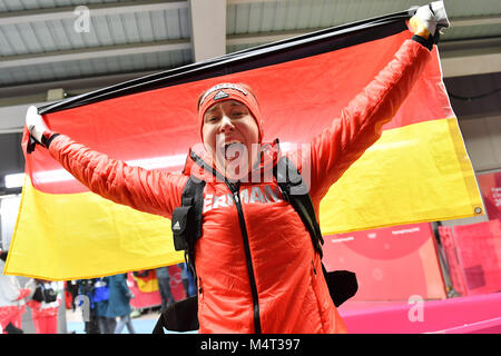 Jacqueline LOELLING (GER), 2. Platz, giubilo, Freude, Begeisterung con la Germania Flagge. Lo scheletro di donna, Frauen am 17.02.2018. Olympic Centre di scorrimento. Olympische Winterspiele 2018 vom 09.02. - 25.02.2018 in PyeongChang/ Suedkorea. |L'utilizzo del credito in tutto il mondo: dpa picture alliance/Alamy Live News Foto Stock