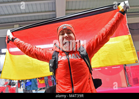 Jacqueline LOELLING (GER), 2. Platz, giubilo, Freude, Begeisterung con la Germania Flagge. Lo scheletro di donna, Frauen am 17.02.2018. Olympic Centre di scorrimento. Olympische Winterspiele 2018 vom 09.02. - 25.02.2018 in PyeongChang/ Suedkorea. |L'utilizzo del credito in tutto il mondo: dpa picture alliance/Alamy Live News Foto Stock