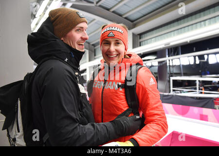 Jacqueline LOELLING (GER) con ihrem Freund, giubilo, jubelt, Freude, Begeisterung, emozione jubeln, saluti lo scheletro di donna, Frauen am 17.02.2018. Olympic Centre di scorrimento. Olympische Winterspiele 2018 vom 09.02. - 25.02.2018 in PyeongChang/ Suedkorea. |L'utilizzo del credito in tutto il mondo: dpa picture alliance/Alamy Live News Foto Stock