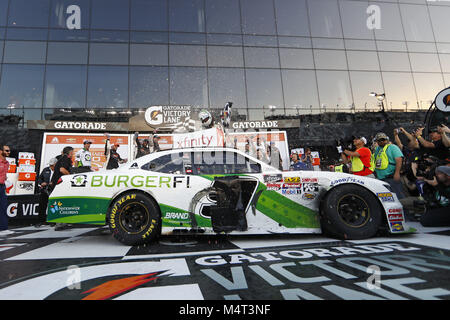 Daytona Beach, Florida, Stati Uniti d'America. Xvii Feb, 2018. Febbraio 17, 2018 - Daytona Beach, Florida, Stati Uniti d'America: Tyler Reddick (9) festeggia dopo aver vinto il PowerShares QQQ 300 al Daytona International Speedway di Daytona Beach, Florida. Credito: Justin R. Noe Asp Inc/ASP/ZUMA filo/Alamy Live News Foto Stock