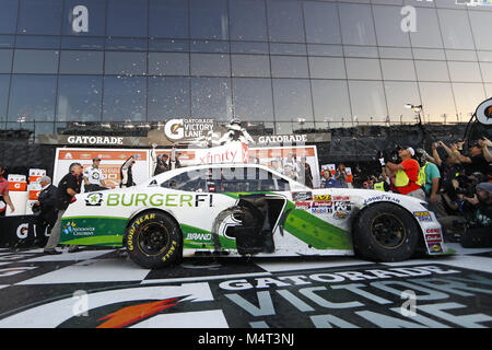 Daytona Beach, Florida, Stati Uniti d'America. Xvii Feb, 2018. Febbraio 17, 2018 - Daytona Beach, Florida, Stati Uniti d'America: Tyler Reddick (9) festeggia dopo aver vinto il PowerShares QQQ 300 al Daytona International Speedway di Daytona Beach, Florida. Credito: Justin R. Noe Asp Inc/ASP/ZUMA filo/Alamy Live News Foto Stock