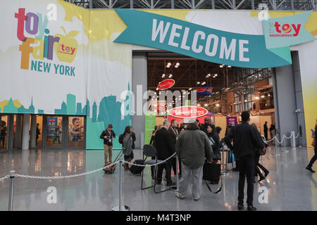 New York, NY, STATI UNITI D'AMERICA. Xvii Feb, 2018. Jacob K. Javits Convention Center di New York, Stati Uniti d'America, 17 Febbraio 2018 - Espositori e visitatori durante il primo giorno della American International Toy Fair 2018 oggi in New York City.Foto: Luiz Rampelotto/EuropaNewswire Credito: Luiz Rampelotto/ZUMA filo/Alamy Live News Foto Stock