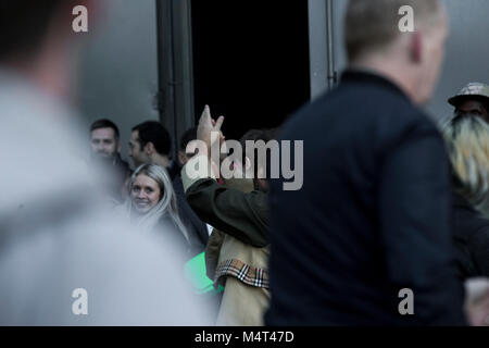 Liam Gallagher arriva a Burberry London Fashion Week mostra dove è stato incontrato da più di un centinaio di anti-fur contestatori. Liam riconosce i manifestanti battendo su di loro. Credito: John Clarke/Alamy Live News Foto Stock