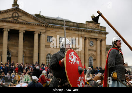 York, Regno Unito. Il 17 febbraio 2018. York Jorvik Viking Festival, York, North Yorkshire, Regno Unito. Scaramuccia tra vichinghi e sassoni durante l annuale Jorvik Viking Festival.. Credito: Alan Walmsley/Alamy Live News. Foto Stock