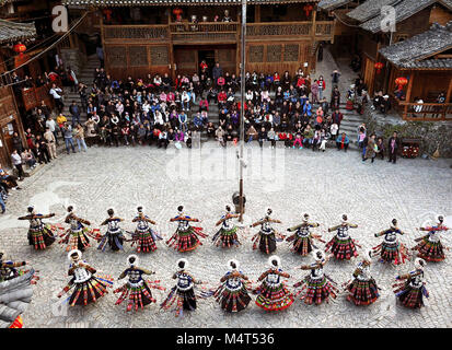 Leishan, della Cina di Guizhou. Xvii Feb, 2018. Ballerini di Miao gruppo etnico eseguire per turisti in Leishan County, a sud-ovest della Cina di Guizhou, Feb 17, 2018. Varie celebrazioni si sono tenute in tutta la Cina, per abbracciare il Festival di Primavera, o il nuovo anno lunare cinese, che cadde il 16 febbraio di quest'anno. Credito: Cai Xingwen/Xinhua/Alamy Live News Foto Stock