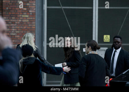 Keira Knightley arriva a Burberry London Fashion Week mostra dove è stato incontrato da più di un centinaio di anti-fur contestatori. Lei sguardi verso la protesta. Credito: John Clarke/Alamy Live News Foto Stock