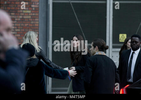 Keira Knightley arriva a Burberry London Fashion Week mostra dove è stato incontrato da più di un centinaio di anti-fur contestatori. Lei sguardi verso la protesta. Credito: John Clarke/Alamy Live News Foto Stock