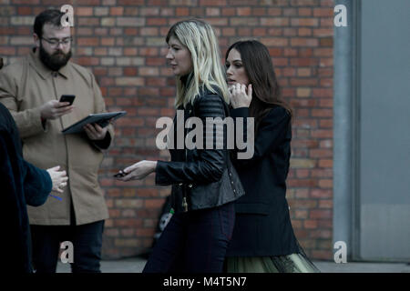 Keira Knightley arriva a Burberry London Fashion Week mostra dove è stato incontrato da più di un centinaio di anti-fur contestatori. Lei sguardi verso la protesta. Credito: John Clarke/Alamy Live News Foto Stock