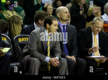 Waco, Texas, Stati Uniti d'America. Xvii Feb, 2018. Baylor Bears head coach Scott ha attirato sul banco durante la prima metà del NCAA pallacanestro tra il Texas Tech Red Raiders e Baylor porta al centro di Ferrell a Waco, Texas. Matthew Lynch/CSM/Alamy Live News Foto Stock