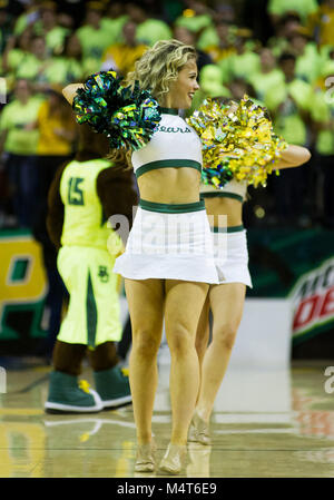 Waco, Texas, Stati Uniti d'America. Xvii Feb, 2018. Baylor Bears cheerleaders eseguire prima il NCAA pallacanestro tra il Texas Tech Red Raiders e Baylor porta al centro di Ferrell a Waco, Texas. Matthew Lynch/CSM/Alamy Live News Foto Stock