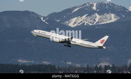 Richmond, British Columbia, Canada. Xi Febbraio, 2018. Un Air China Boeing 777-300ER (B-2088) wide-body aereo jet decolla dall'Aeroporto Internazionale di Vancouver. Credito: Bayne Stanley/ZUMA filo/Alamy Live News Foto Stock