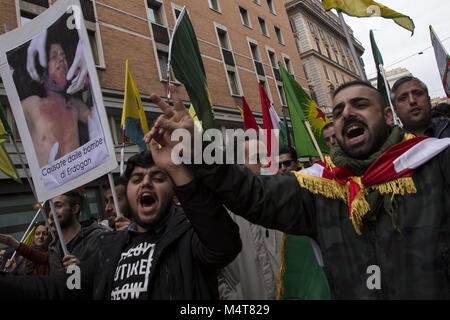 Roma, Italia. Xvii Feb, 2018. Manifestanti hanno visto gridando slogan durante la protesta. L'Italiano comunità curda ha dimostrato di Roma contro la Turchia di assalto alla regione curda di Siria Afrin. Esercito turco è stato attaccando i combattenti curdi poiché il 20 gennaio.I dimostranti chiedono la liberazione del leader del PKK Abdullah Ocalan tra gli altri prigionieri politici e in solidarietà con la resistenza della popolazione curda in Afrin. Credito: Danilo Campailla/SOPA/ZUMA filo/Alamy Live News Foto Stock