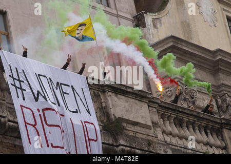 Roma, Italia. Xvii Feb, 2018. Manifestanti hanno visto su un appartamento balcone di sollevamento bandiera curda con fumo di colore. L'Italiano comunità curda ha dimostrato di Roma contro la Turchia di assalto alla regione curda di Siria Afrin. Esercito turco è stato attaccando i combattenti curdi poiché il 20 gennaio.I dimostranti chiedono la liberazione del leader del PKK Abdullah Ocalan tra gli altri prigionieri politici e in solidarietà con la resistenza della popolazione curda in Afrin. Credito: Danilo Campailla/SOPA/ZUMA filo/Alamy Live News Foto Stock