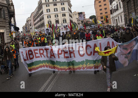 Roma, Italia. Xvii Feb, 2018. Manifestanti hanno visto tenendo un grande striscione durante la protesta. L'Italiano comunità curda ha dimostrato di Roma contro la Turchia di assalto alla regione curda di Siria Afrin. Esercito turco è stato attaccando i combattenti curdi poiché il 20 gennaio.I dimostranti chiedono la liberazione del leader del PKK Abdullah Ocalan tra gli altri prigionieri politici e in solidarietà con la resistenza della popolazione curda in Afrin. Credito: Danilo Campailla/SOPA/ZUMA filo/Alamy Live News Foto Stock