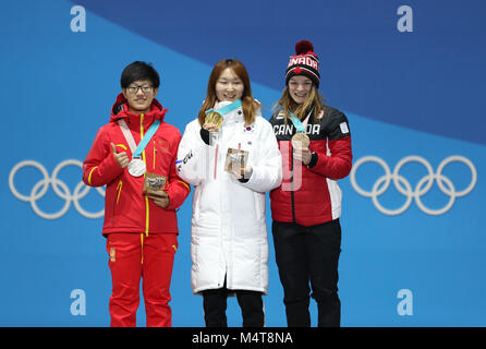 Pyeongchang, PyeongChang. 18 Febbraio, 2018. Medaglia d'oro Choi Minjeong della Corea del Sud (C), medaglia d'argento Li Jinyu della Cina (L) e medaglia di bronzo Kim Boutin del Canada in posa per le foto durante la premiazione del Ladies' 1500m di short track pattinaggio di velocità a 2018 PyeongChang Giochi Olimpici Invernali a Medal Plaza, PyeongChang, Feb 18, 2018. Credito: Li pista/Xinhua/Alamy Live News Foto Stock