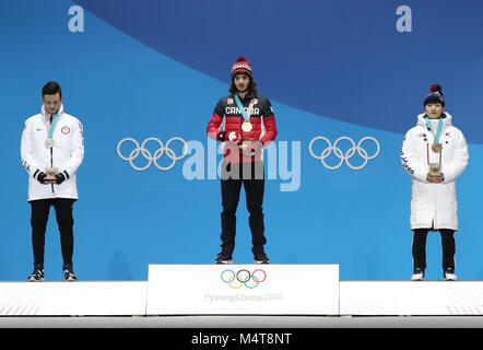 Pyeongchang, PyeongChang. 18 Febbraio, 2018. Medaglia d'oro Samule Girard del Canada (C), argento medaglia John-Henry Krueger degli Stati Uniti (L) e medaglia di bronzo Seo Yira della Corea del Sud costituiscono per le foto durante la premiazione di uomini 1000m di short track pattinaggio di velocità a 2018 PyeongChang Giochi Olimpici Invernali a Medal Plaza, PyeongChang, Feb 18, 2018. Credito: Li pista/Xinhua/Alamy Live News Foto Stock