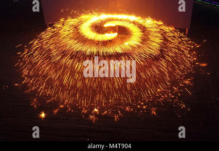 Pechino, Cina. Xvii Feb, 2018. Un esecutore spruzzi di ferro fuso durante un tempio in fiera Zunhua, nel nord della Cina di nella provincia di Hebei, Feb 17, 2018 il terzo giorno del Festival di Primavera di vacanza. Credito: Liu Mancang/Xinhua/Alamy Live News Foto Stock