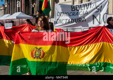 Febbraio 17, 2018 - Londra, Regno Unito. 17 febbraio 2018. I boliviani protesta in Trafalgar Square contro il Presidente Evo Morales che ha vinto una Corte suprema di appello che gli consentirà di correre per un quarto termine nel 2019 dopo un referendum il 21 febbraio 2016 aveva votato contro la modifica costituzionale. Il governo ha sostenuto che aveva perso a causa di un illecito di campagna diffamatoria contro Morales chi è il paese del primo leader indigeni, in carica dal 2006, e dice che ha bisogno di più tempo in potenza al fine di consolidare il suo partito il programma di riforme sociali. I manifestanti accusano di voler essere un d Foto Stock