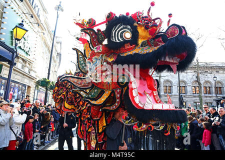 Londra, Regno Unito. 18 febbraio 2018. I partecipanti nel nuovo anno cinese sfilata per anno del cane in London Credit: Paul Brown/Alamy Live News Credito: Paul Brown/Alamy Live News Foto Stock