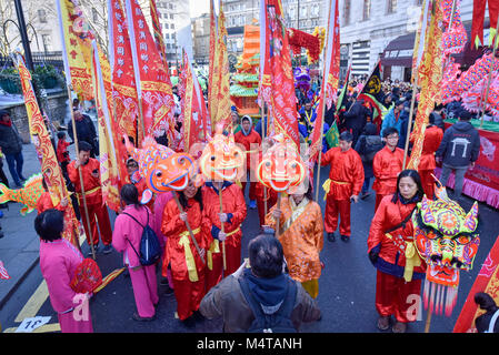 Londra, Regno Unito. Il 18 febbraio 2018. Gli artisti interpreti o esecutori preparare per prendere parte a Capodanno cinese nella Chinatown di accogliere l'anno del cane con una sfilata con dragon e lion ballerini tradizionali e personaggi in costume. Anno Nuovo cinese nella capitale attira centinaia di migliaia di londinesi e turisti per godere della festa ed è la più grande celebrazione al di fuori dell'Asia. Credito: Stephen Chung / Alamy Live News Foto Stock