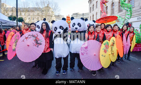 Londra, Regno Unito. Il 18 febbraio 2018. Gli artisti interpreti o esecutori preparare per prendere parte a Capodanno cinese nella Chinatown di accogliere l'anno del cane con una sfilata con dragon e lion ballerini tradizionali e personaggi in costume. Anno Nuovo cinese nella capitale attira centinaia di migliaia di londinesi e turisti per godere della festa ed è la più grande celebrazione al di fuori dell'Asia. Credito: Stephen Chung / Alamy Live News Foto Stock