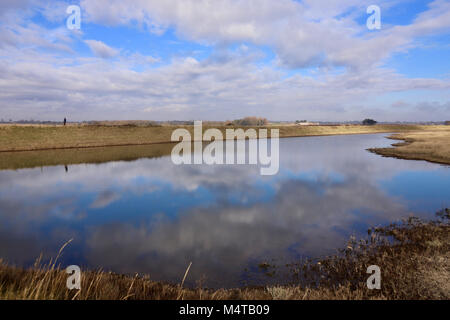 Regno Unito Meteo: una bella riflessione di cielo in uno specchio come laguna. Luminoso inverno mattina in Bawdsey, Suffolk. Febbraio 2018. Foto Stock