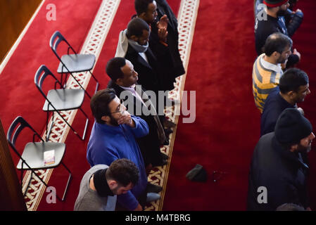 Finsbury Park, London, Regno Unito. 18 febbraio 2018. La visita annuale moschea il mio evento della durata di un giorno, Finsbury Park moschea si apre le sue porte per accogliere i visitatori che hanno qualsiasi fede o nessuno. Lo scorso giugno Darren Osborne realizzato un attacco terroristico su adoratori vicino alla Moschea. Credito: Matteo Chattle/Alamy Live News Foto Stock