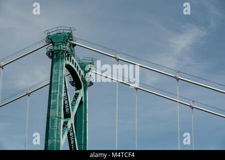 Vancouver, British Columbia, Canada. Ponte Lions Gate, vista ingrandita della parte superiore di una delle due torri con cavi di sospensione. Foto Stock