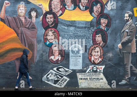 Murale repubblicano che commemora lo sciopero della fame, Falls Road, Belfast, paese di Antrim, Irlanda del Nord. Foto Stock