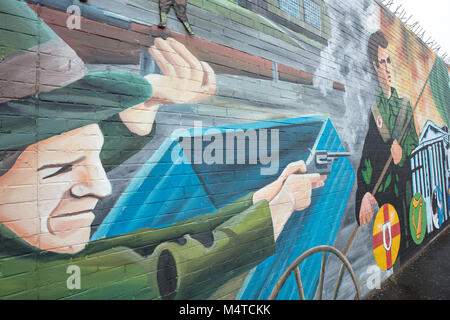 Murale repubblicano che commemora i guai, Falls Road, Belfast, paese di Antrim, Irlanda del Nord. Foto Stock