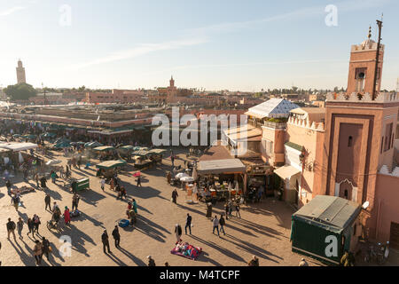 La Piazza Jemaa El Fnaa è una delle più note piazze in Africa ed è il centro delle attività della città e del commercio Foto Stock