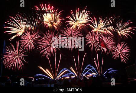 Filippine. Xvii Feb, 2018. Filippine ha dimostrato che sei la voce per la prima settimana della battaglia per la supremazia del cielo al 9 Filippine Pyromusical internazionale di concorrenza (PIPC) ogni sabato dal 17 febbraio al 24 marzo 2018 nel centro commerciale Mall of Asia (lato mare massa), Pasay City il 17 febbraio 2018. Quest'anno 10 partecipanti provenienti da paesi diffrents sarà illumina Manila cielo notturno come andare avanti per mettere in mostra le loro conoscenze e abilità artistica al pubblico filippino. Credito: Gregorio B. Dantes Jr./Pacific Press/Alamy Live News Foto Stock