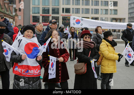 Francoforte, Germania. Xvii Feb, 2018. Le persone sono ritratte in occasione del rally, tenendo il sud coreano di bandiere. Sud coreani che vivono in Germania hanno protestato a Francoforte a sostegno dell ex Presidente Parco-geun hye, chiedendo per la sua liberazione e per l impeachment del suo successore Moon Jae-in. Credito: Michael Debets/Pacific Press/Alamy Live News Foto Stock