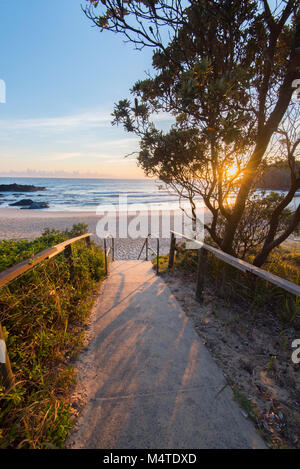 Un sentiero che conduce a Little Beach a Scotts Head AS Il sole sorge sulla costa settentrionale del nuovo Galles del Sud Dell'Australia Foto Stock