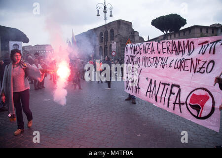 Roma, Italia. Xvii Feb, 2018. Manifestanti contro gli arresti effettuati a seguito degli scontri in Piacenza durante un anti-fascista di credito di dimostrazione: Matteo Nardone/Pacific Press/Alamy Live News Foto Stock