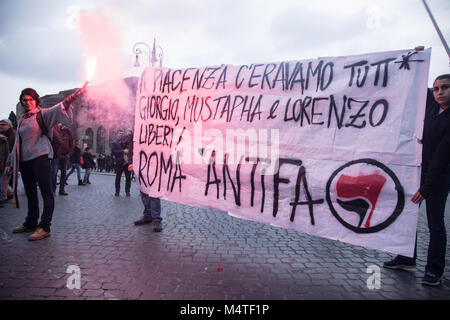 Roma, Italia. Xvii Feb, 2018. Manifestanti contro gli arresti effettuati a seguito degli scontri in Piacenza durante un anti-fascista di credito di dimostrazione: Matteo Nardone/Pacific Press/Alamy Live News Foto Stock