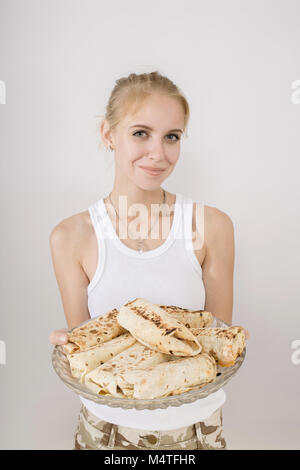 Felice ragazza e preparati in casa Döner Kebab o shwarma su sfondo bianco con copyspace, tonica immagine Foto Stock