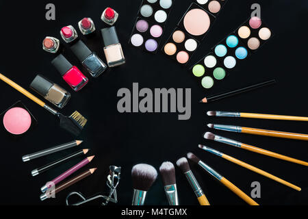 Professional Pennelli per il trucco e Make-up Prodotti impostato su sfondo nero Foto Stock