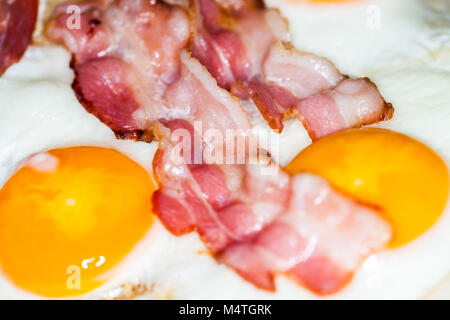 Saporita pancetta strisce giace sulle uova fritte Foto Stock