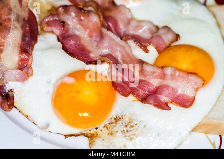 Saporita pancetta strisce giace sulle uova fritte Foto Stock