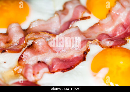 Saporita pancetta strisce giace sulle uova fritte Foto Stock