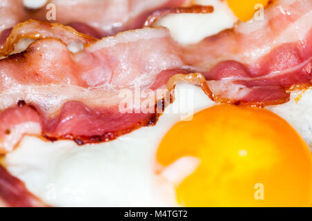 Saporita pancetta strisce giace sulle uova fritte Foto Stock