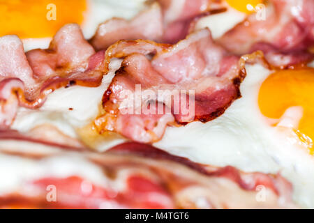 Saporita pancetta strisce giace sulle uova fritte Foto Stock