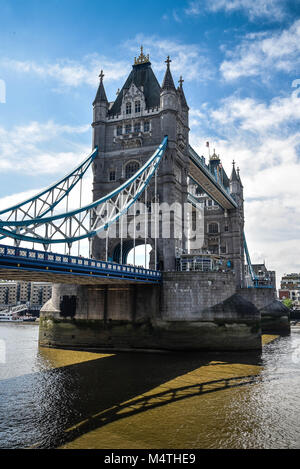 Il Tower Bridge di Londra in una giornata di sole Foto Stock